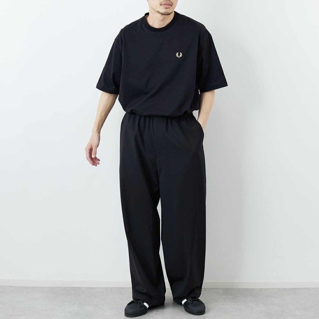 FRED PERRY [フレッドペリー] 別注 ORIGINAL SPORTSWEAR バック刺繍ロゴTシャツ [FPM-26S-023JF] BLACK/SNOW &&モデル身長：168cm 着用サイズ：L&&