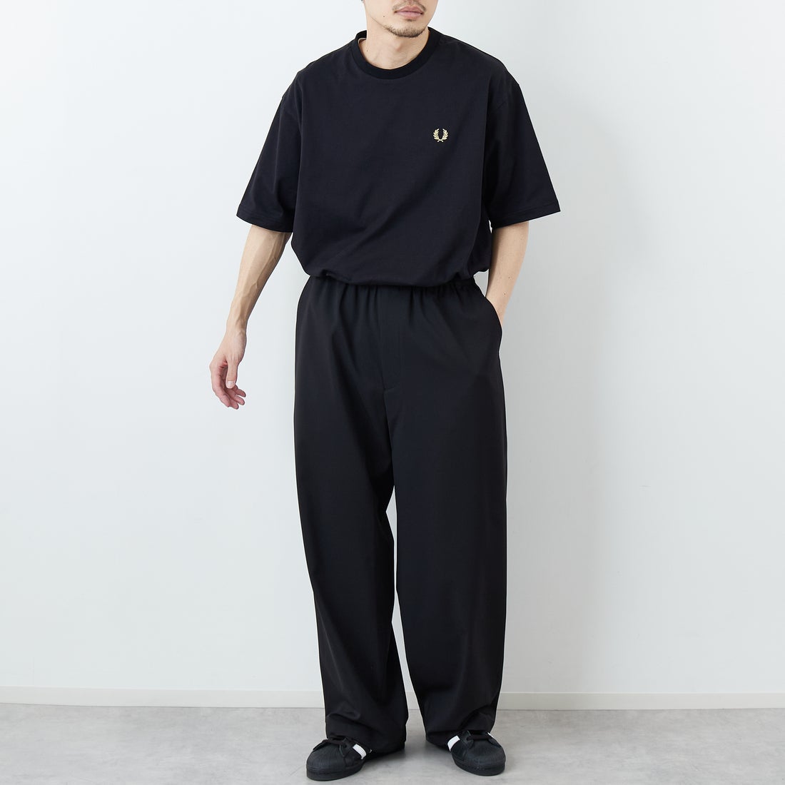 FRED PERRY [フレッドペリー] 別注 ORIGINAL SPORTSWEAR バック刺繍ロゴTシャツ [FPM-26S-023JF] BLACK/SNOW &&モデル身長：168cm 着用サイズ：L&&
