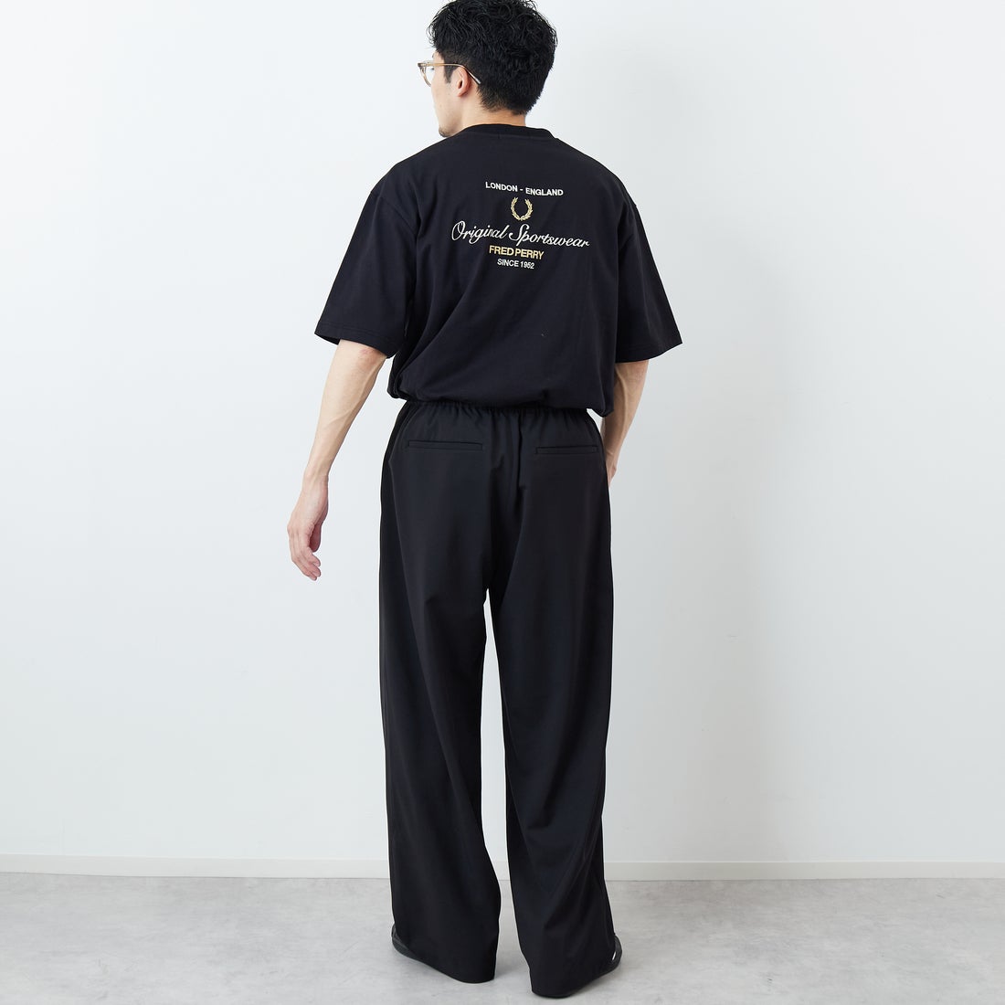 FRED PERRY [フレッドペリー] 別注 ORIGINAL SPORTSWEAR バック刺繍ロゴTシャツ [FPM-26S-023JF] BLACK/SNOW &&モデル身長：168cm 着用サイズ：L&&