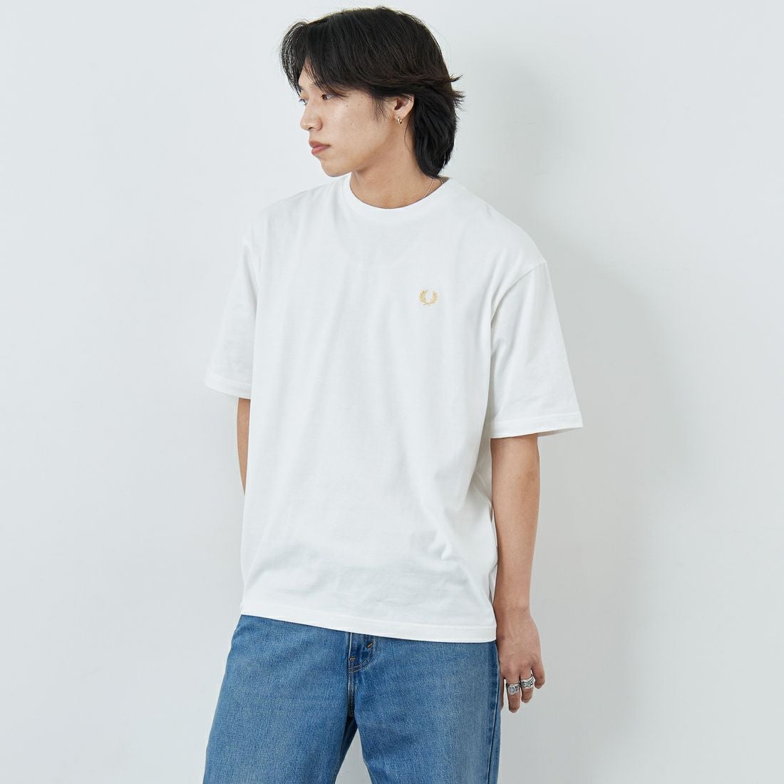 FRED PERRY [フレッドペリー] 別注 ORIGINAL SPORTSWEAR バック刺繍ロゴTシャツ [FPM-26S-023JF] SNOW WHITE &&モデル身長：179cm 着用サイズ：L&&