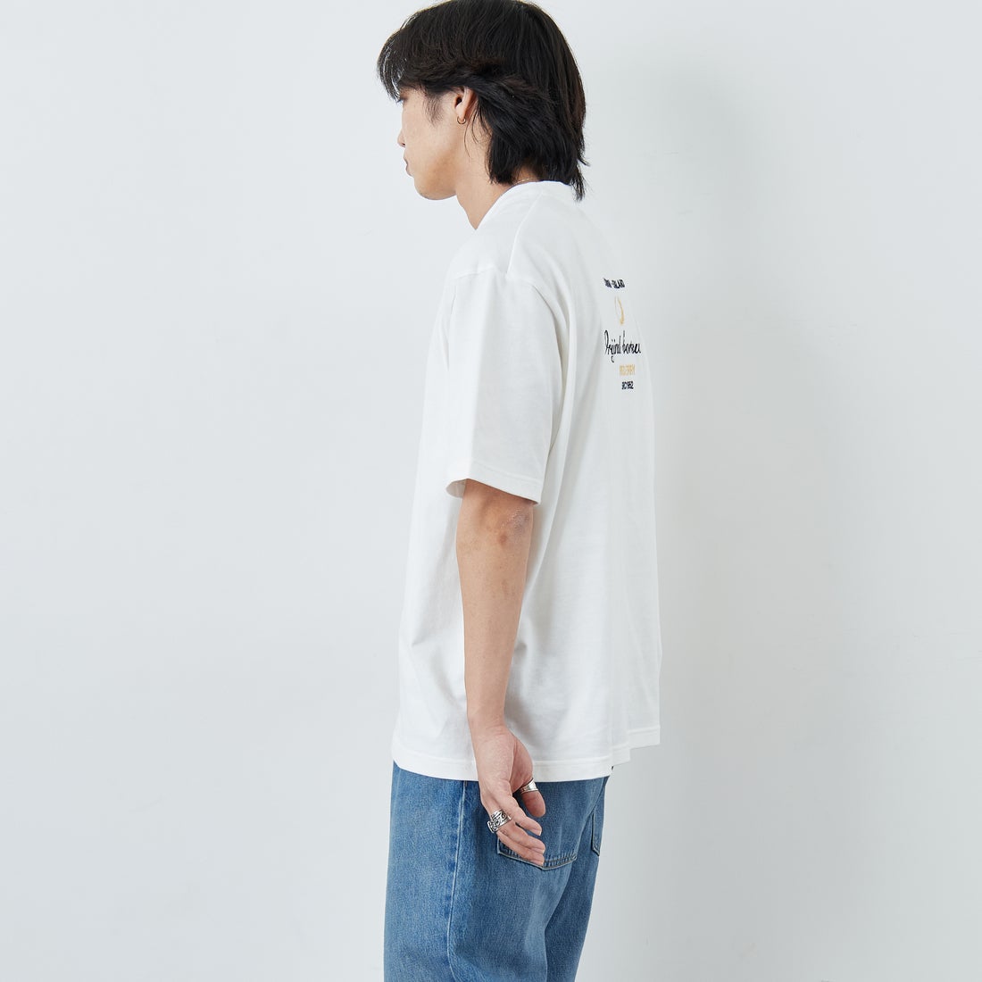 FRED PERRY [フレッドペリー] 別注 ORIGINAL SPORTSWEAR バック刺繍ロゴTシャツ [FPM-26S-023JF] SNOW WHITE &&モデル身長：179cm 着用サイズ：L&&