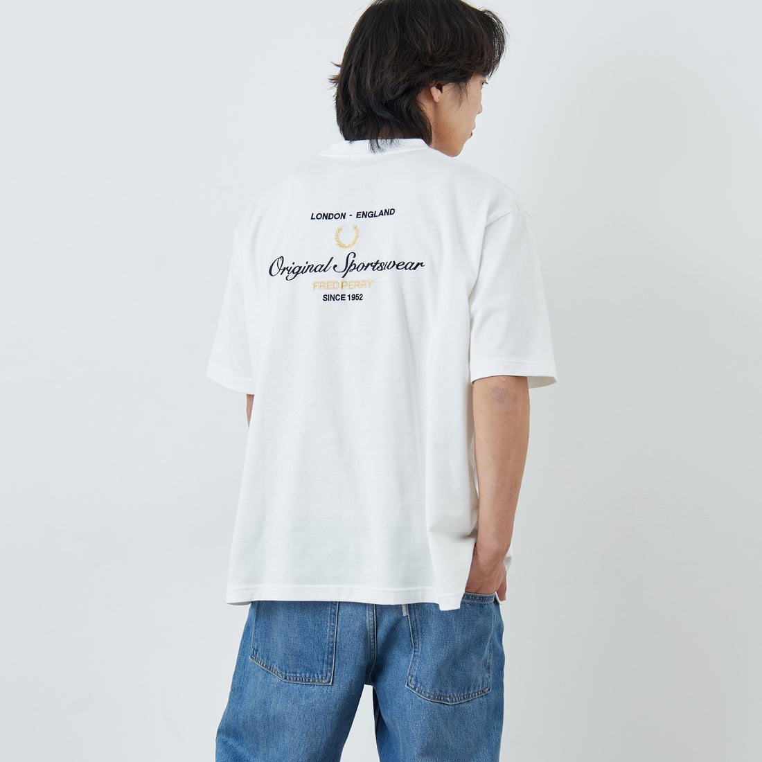 FRED PERRY [フレッドペリー] 別注 ORIGINAL SPORTSWEAR バック刺繍ロゴTシャツ [FPM-26S-023JF] SNOW WHITE &&モデル身長：179cm 着用サイズ：L&&
