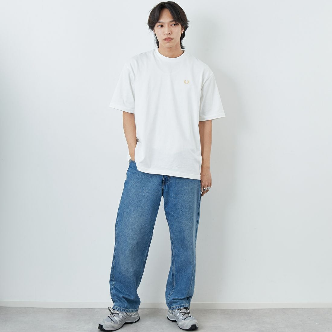 FRED PERRY [フレッドペリー] 別注 ORIGINAL SPORTSWEAR バック刺繍ロゴTシャツ [FPM-26S-023JF] SNOW WHITE &&モデル身長：179cm 着用サイズ：L&&