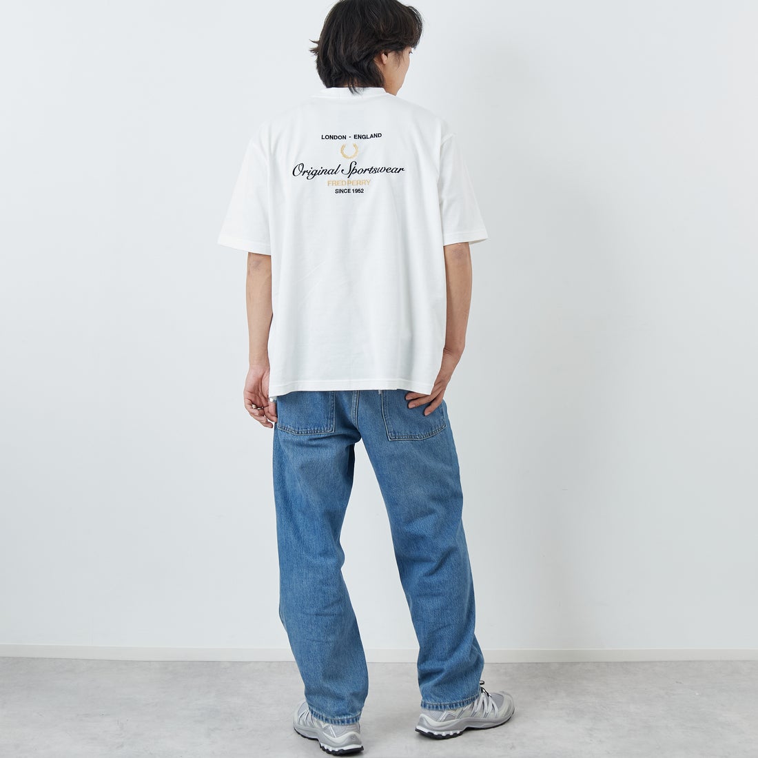 FRED PERRY [フレッドペリー] 別注 ORIGINAL SPORTSWEAR バック刺繍ロゴTシャツ [FPM-26S-023JF] SNOW WHITE &&モデル身長：179cm 着用サイズ：L&&