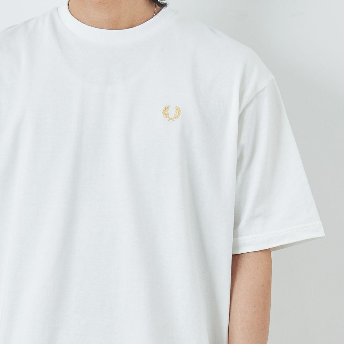 FRED PERRY [フレッドペリー] 別注 ORIGINAL SPORTSWEAR バック刺繍ロゴTシャツ [FPM-26S-023JF] SNOW WHITE &&モデル身長：179cm 着用サイズ：L&&