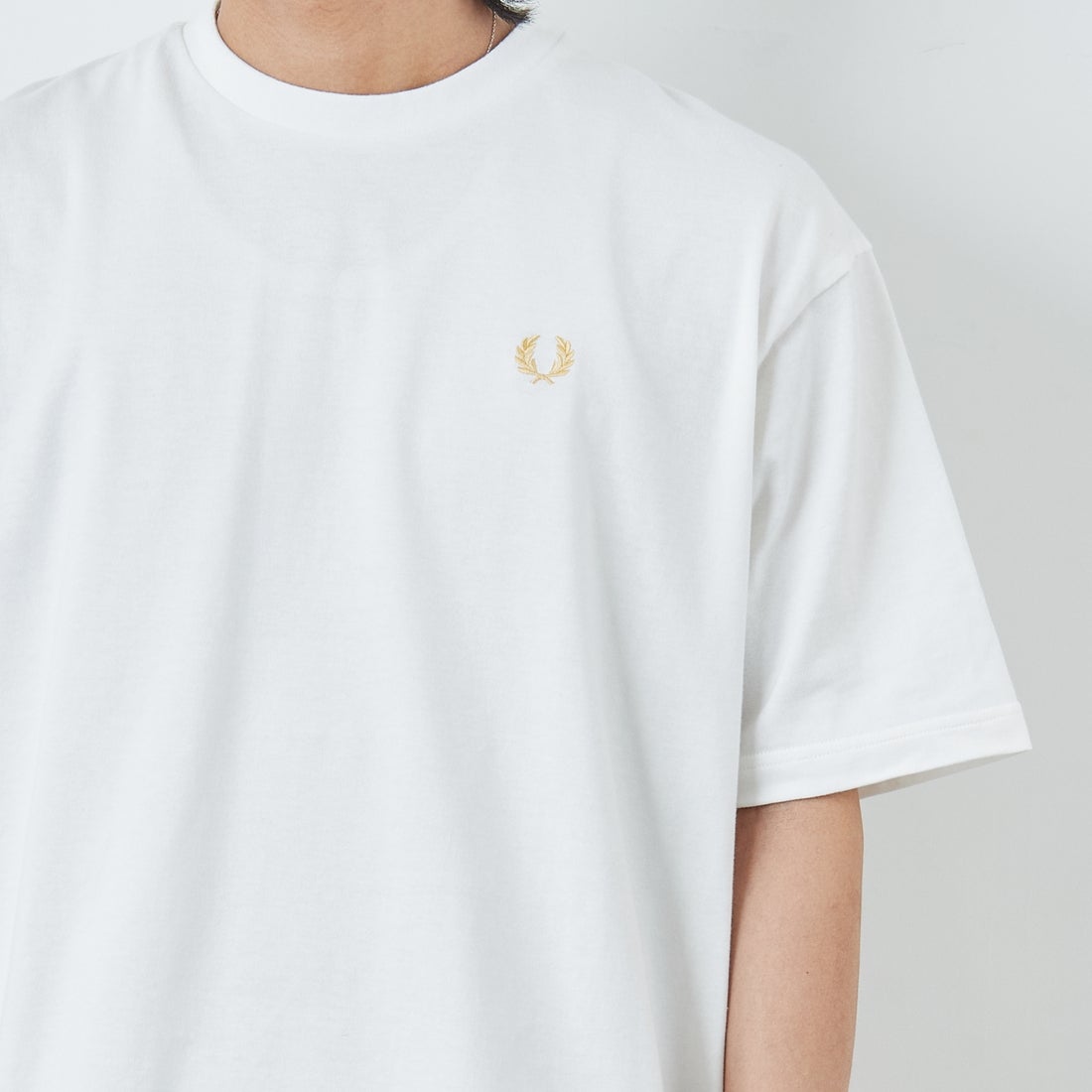 FRED PERRY [フレッドペリー] 別注 ORIGINAL SPORTSWEAR バック刺繍ロゴTシャツ [FPM-26S-023JF] SNOW WHITE &&モデル身長：179cm 着用サイズ：L&&