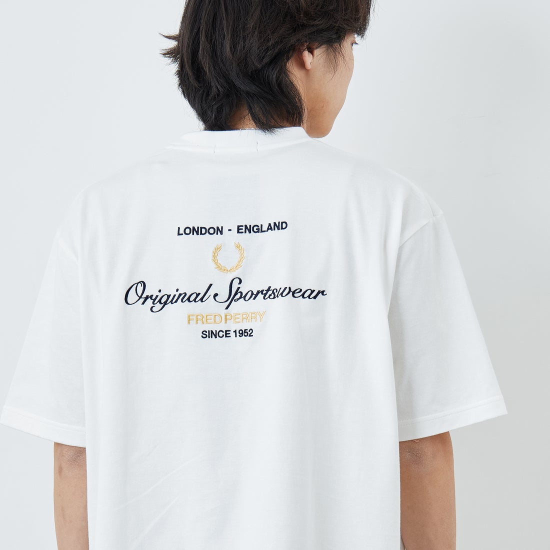 FRED PERRY [フレッドペリー] 別注 ORIGINAL SPORTSWEAR バック刺繍ロゴTシャツ [FPM-26S-023JF] SNOW WHITE &&モデル身長：179cm 着用サイズ：L&&