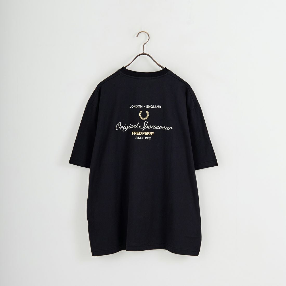 FRED PERRY [フレッドペリー] 別注 ORIGINAL SPORTSWEAR バック刺繍ロゴTシャツ [FPM-26S-023JF] BLACK/SNOW