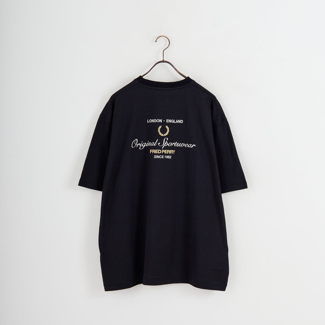 FRED PERRY [フレッドペリー] 別注 ORIGINAL SPORTSWEAR バック刺繍ロゴTシャツ [FPM-26S-023JF] BLACK/SNOW