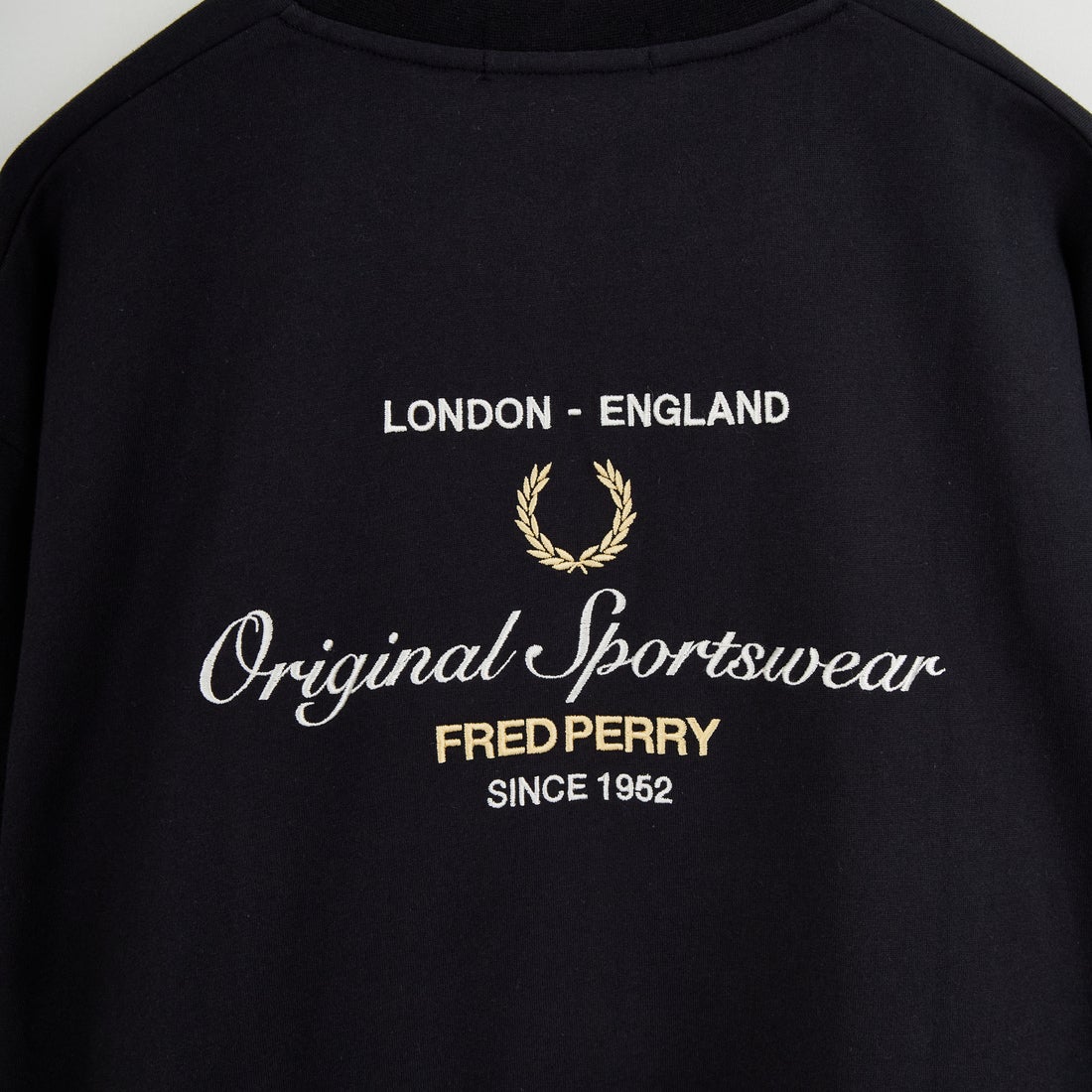 FRED PERRY [フレッドペリー] 別注 ORIGINAL SPORTSWEAR バック刺繍ロゴTシャツ [FPM-26S-023JF] BLACK/SNOW