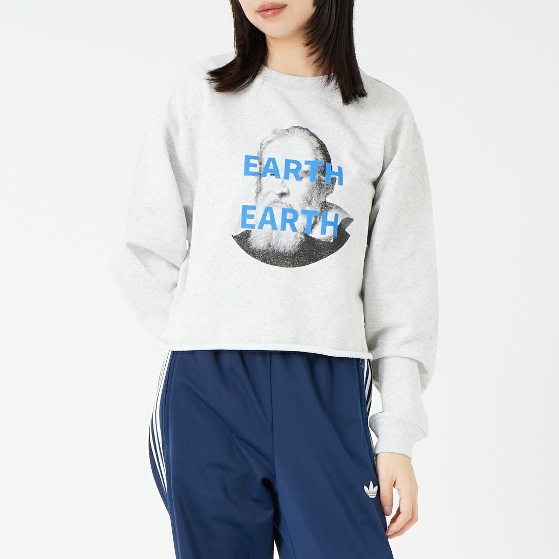 SCREEN STARS [スクリーンスターズ] 別注 偉人プリント カットオフスウェット [2523-IN3-JF] ASH &&モデル身長：162cm 着用サイズ：F&&