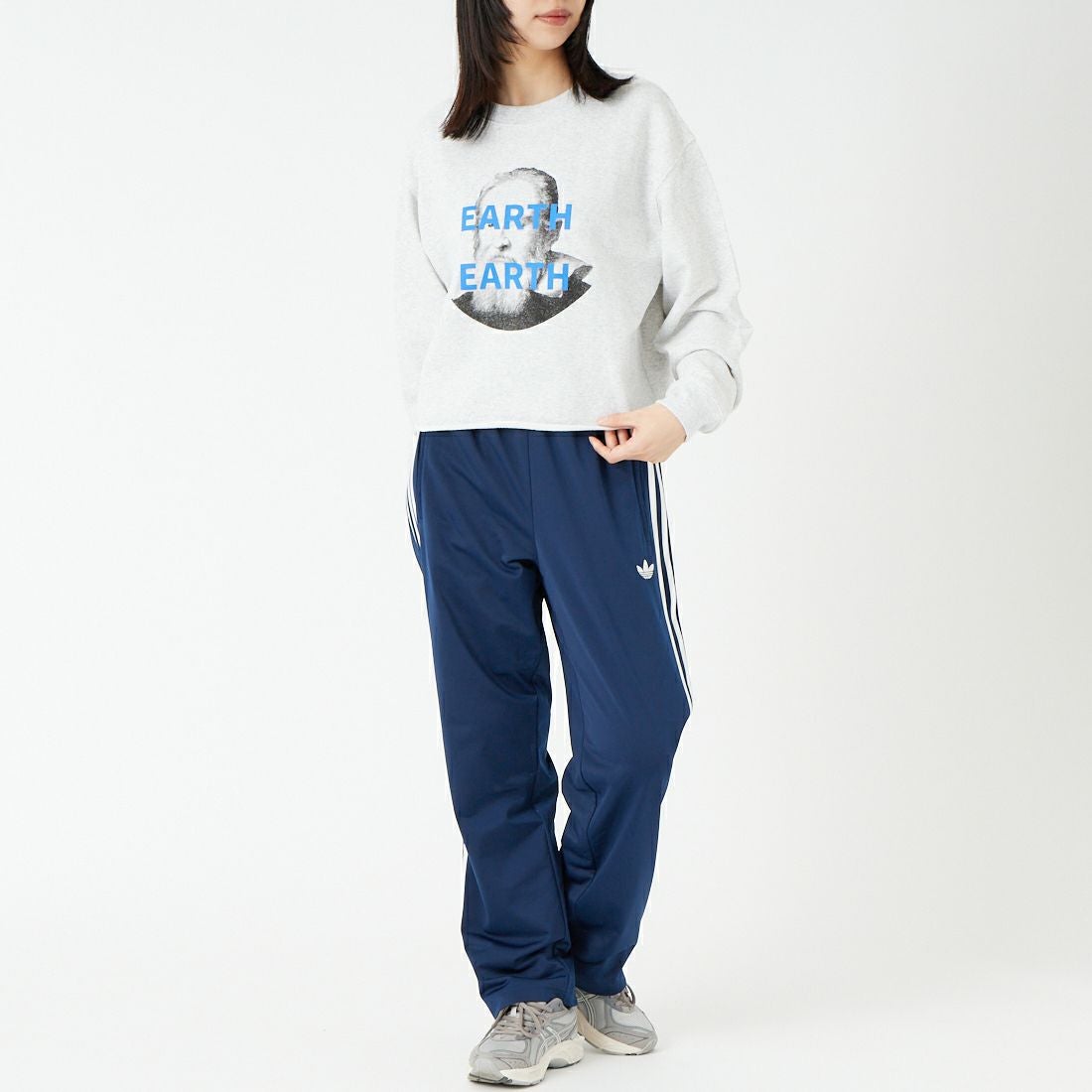 SCREEN STARS [スクリーンスターズ] 別注 偉人プリント カットオフスウェット [2523-IN3-JF] ASH &&モデル身長：162cm 着用サイズ：F&&