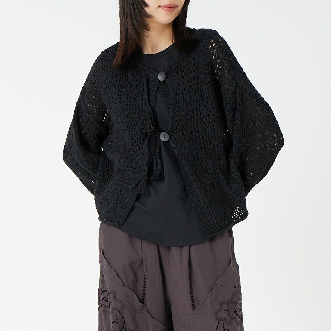 tumugu: [ツムグ] コットンクロッシェカーディガン [TK25412] 99 BLACK &&モデル身長：162cm 着用サイズ：F&&