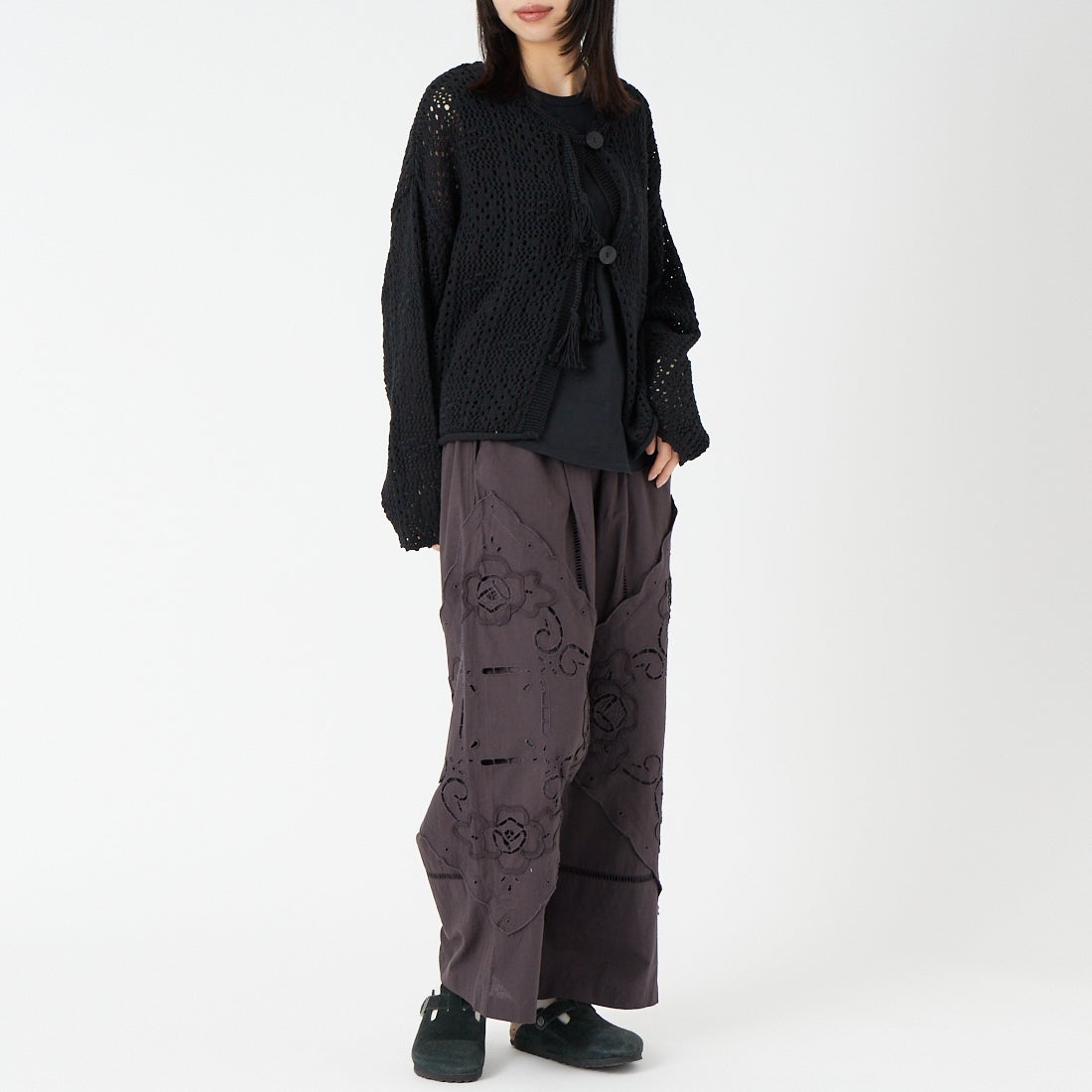 tumugu: [ツムグ] コットンクロッシェカーディガン [TK25412] 99 BLACK &&モデル身長：162cm 着用サイズ：F&&