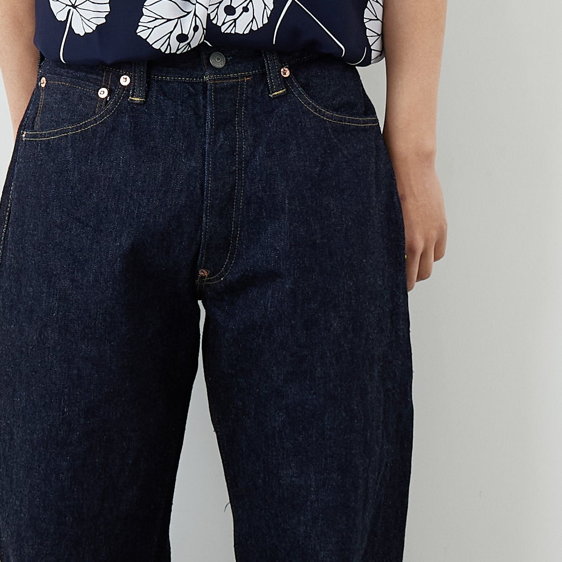 SUGAR CANE [シュガーケーン] 13oz デニムウエストオーバーオールズ 2025年モデル [SC420252] 421 A.NAVY &&モデル身長：179cm 着用サイズ：32&&