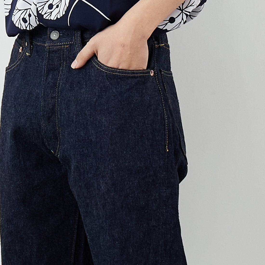 SUGAR CANE [シュガーケーン] 13oz デニムウエストオーバーオールズ 2025年モデル [SC420252] 421 A.NAVY &&モデル身長：179cm 着用サイズ：32&&
