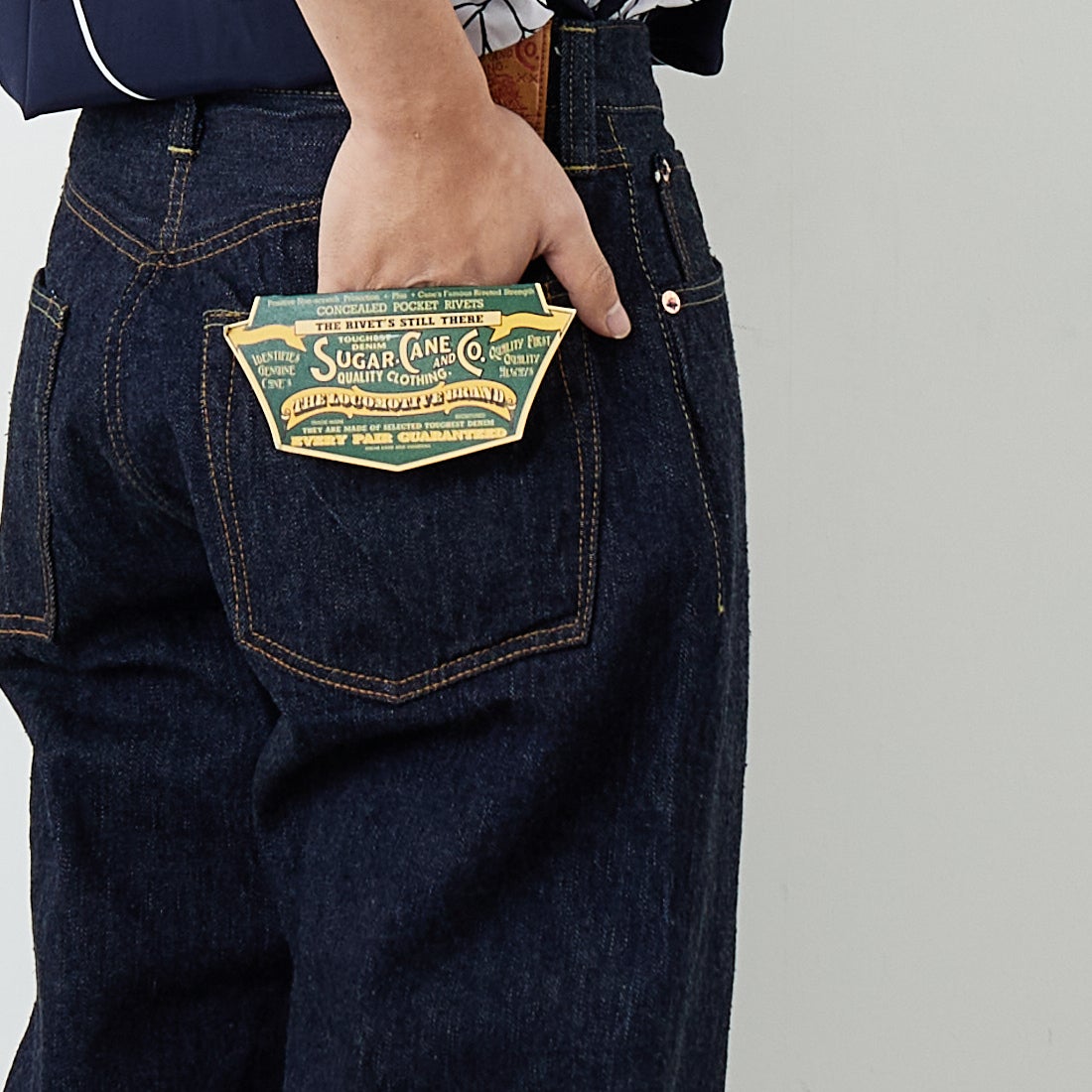 SUGAR CANE [シュガーケーン] 13oz デニムウエストオーバーオールズ 2025年モデル [SC420252] 421 A.NAVY &&モデル身長：179cm 着用サイズ：32&&