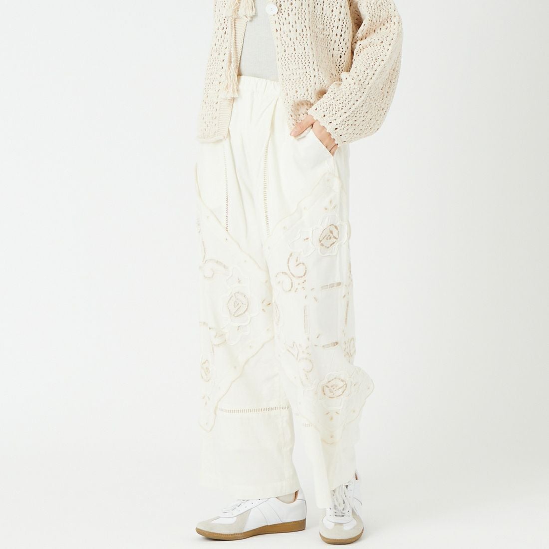 ESTROISLOSE [エストゥロワルーズ] ケミカルカットワーク刺繍パンツ [EB25402] 04 IVORY &&モデル身長：162cm 着用サイズ：F&&