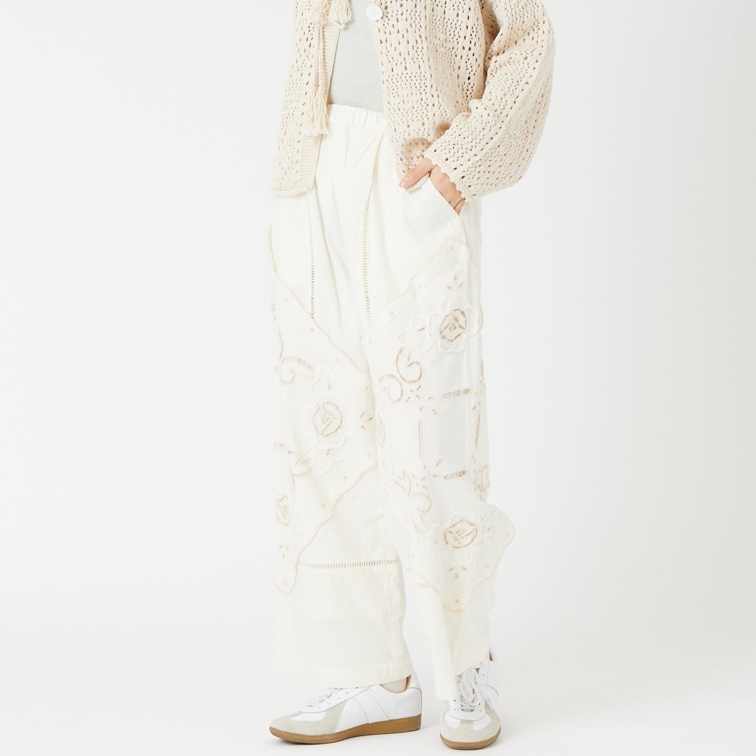 ESTROISLOSE [エストゥロワルーズ] ケミカルカットワーク刺繍パンツ [EB25402] 04 IVORY &&モデル身長：162cm 着用サイズ：F&&