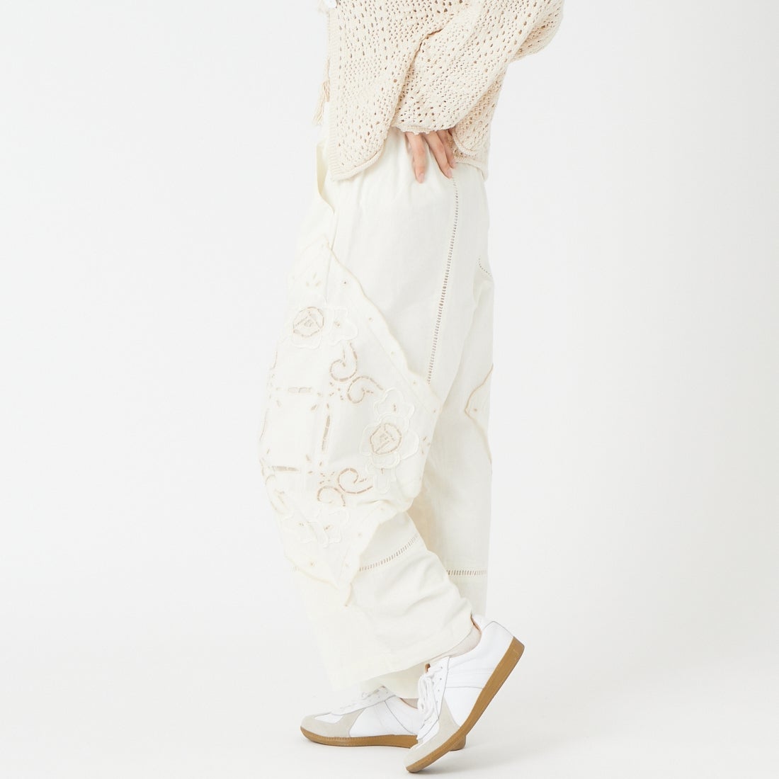 ESTROISLOSE [エストゥロワルーズ] ケミカルカットワーク刺繍パンツ [EB25402] 04 IVORY &&モデル身長：162cm 着用サイズ：F&&