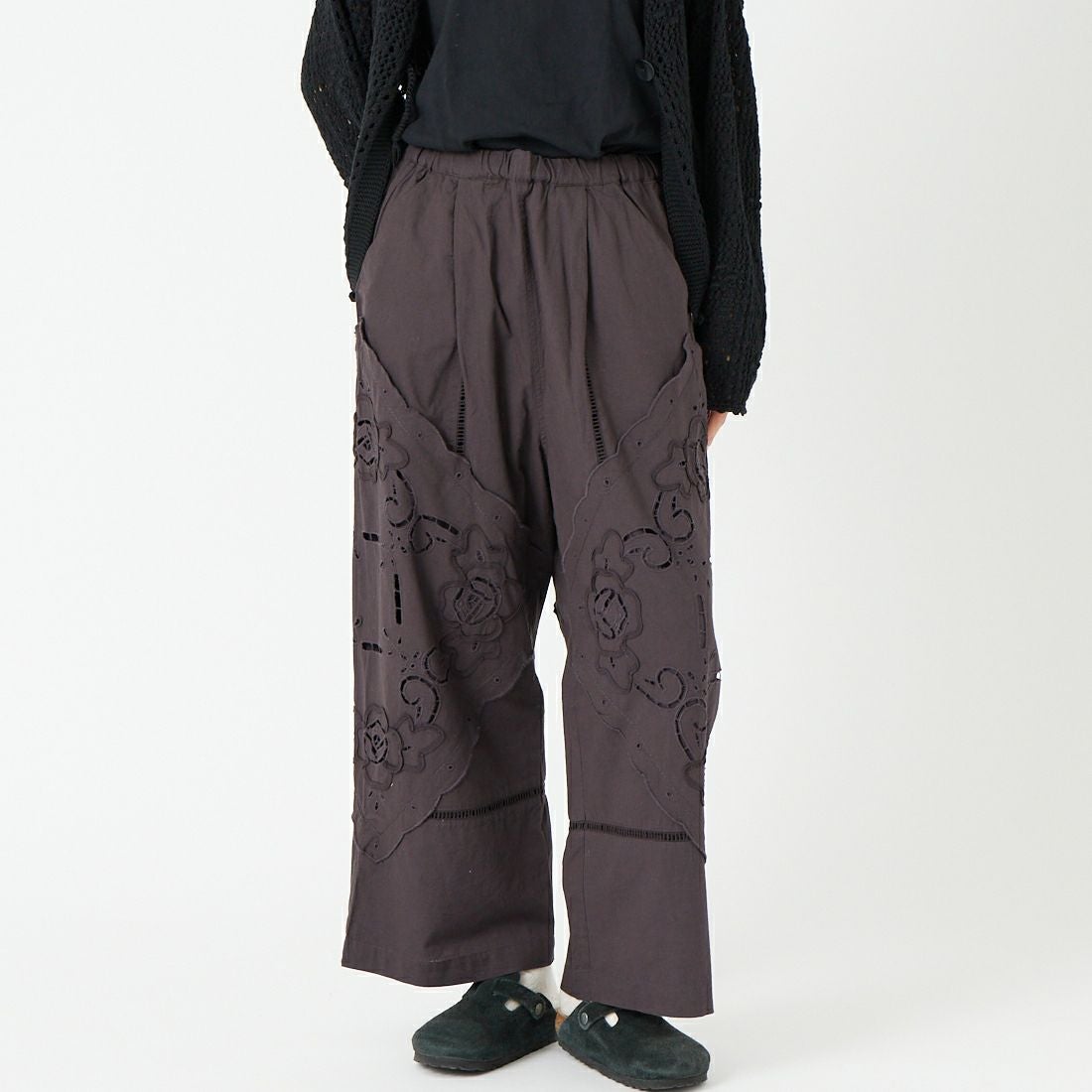 ESTROISLOSE [エストゥロワルーズ] ケミカルカットワーク刺繍パンツ [EB25402] 88 CHARCOA &&モデル身長：162cm 着用サイズ：F&&