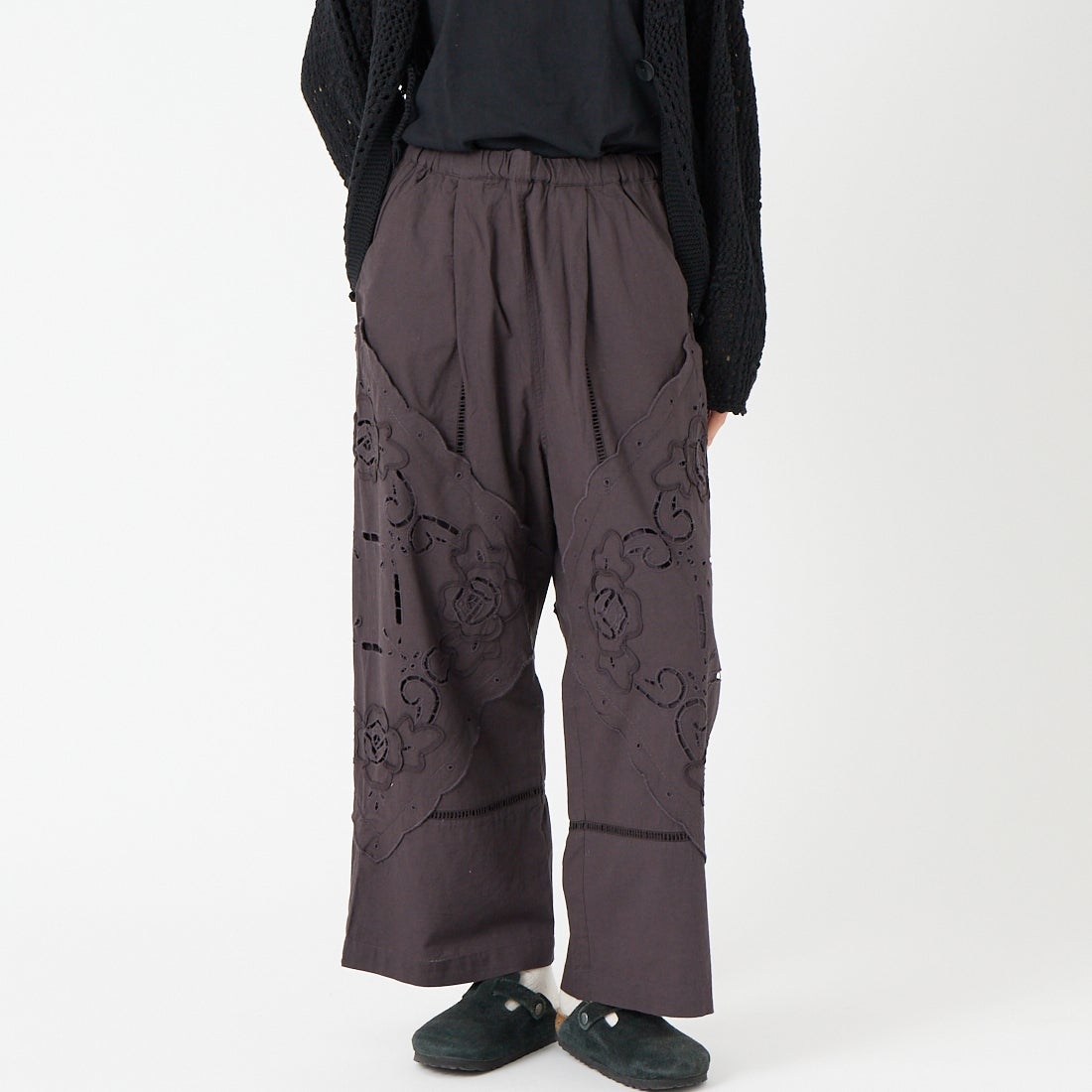 ESTROISLOSE [エストゥロワルーズ] ケミカルカットワーク刺繍パンツ [EB25402] 88 CHARCOA &&モデル身長：162cm 着用サイズ：F&&