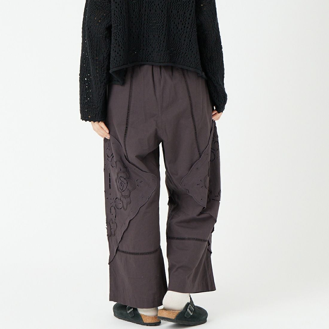 ESTROISLOSE [エストゥロワルーズ] ケミカルカットワーク刺繍パンツ [EB25402] 88 CHARCOA &&モデル身長：162cm 着用サイズ：F&&