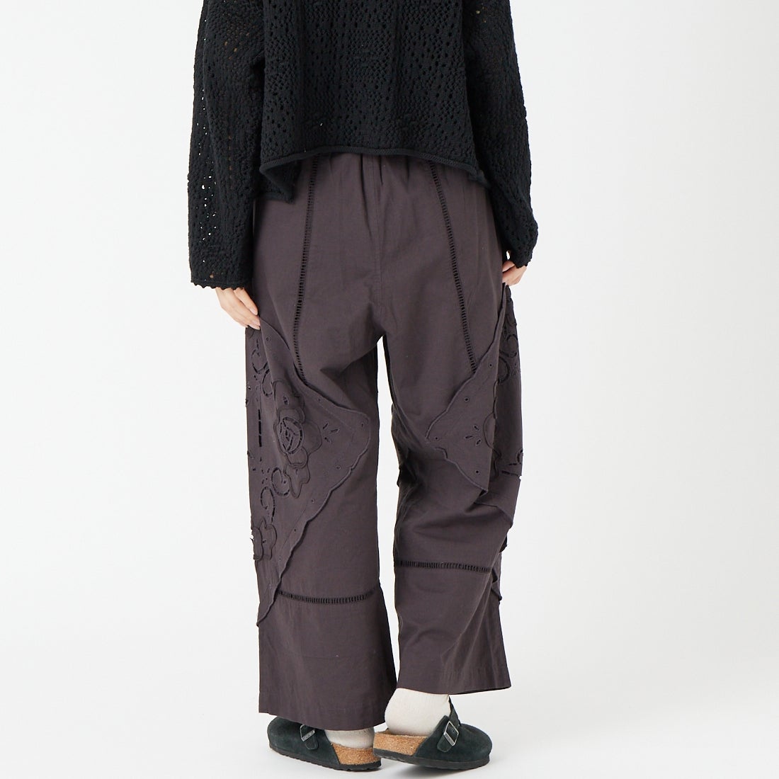 ESTROISLOSE [エストゥロワルーズ] ケミカルカットワーク刺繍パンツ [EB25402] 88 CHARCOA &&モデル身長：162cm 着用サイズ：F&&
