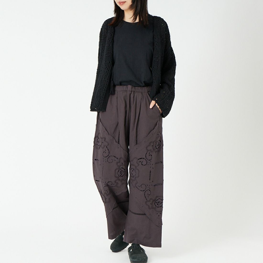 ESTROISLOSE [エストゥロワルーズ] ケミカルカットワーク刺繍パンツ [EB25402] 88 CHARCOA &&モデル身長：162cm 着用サイズ：F&&