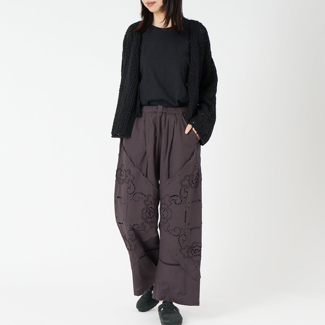 ESTROISLOSE [エストゥロワルーズ] ケミカルカットワーク刺繍パンツ [EB25402] 88 CHARCOA &&モデル身長：162cm 着用サイズ：F&&