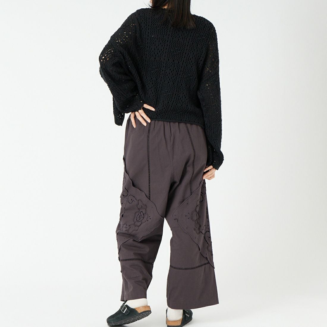 ESTROISLOSE [エストゥロワルーズ] ケミカルカットワーク刺繍パンツ [EB25402] 88 CHARCOA &&モデル身長：162cm 着用サイズ：F&&