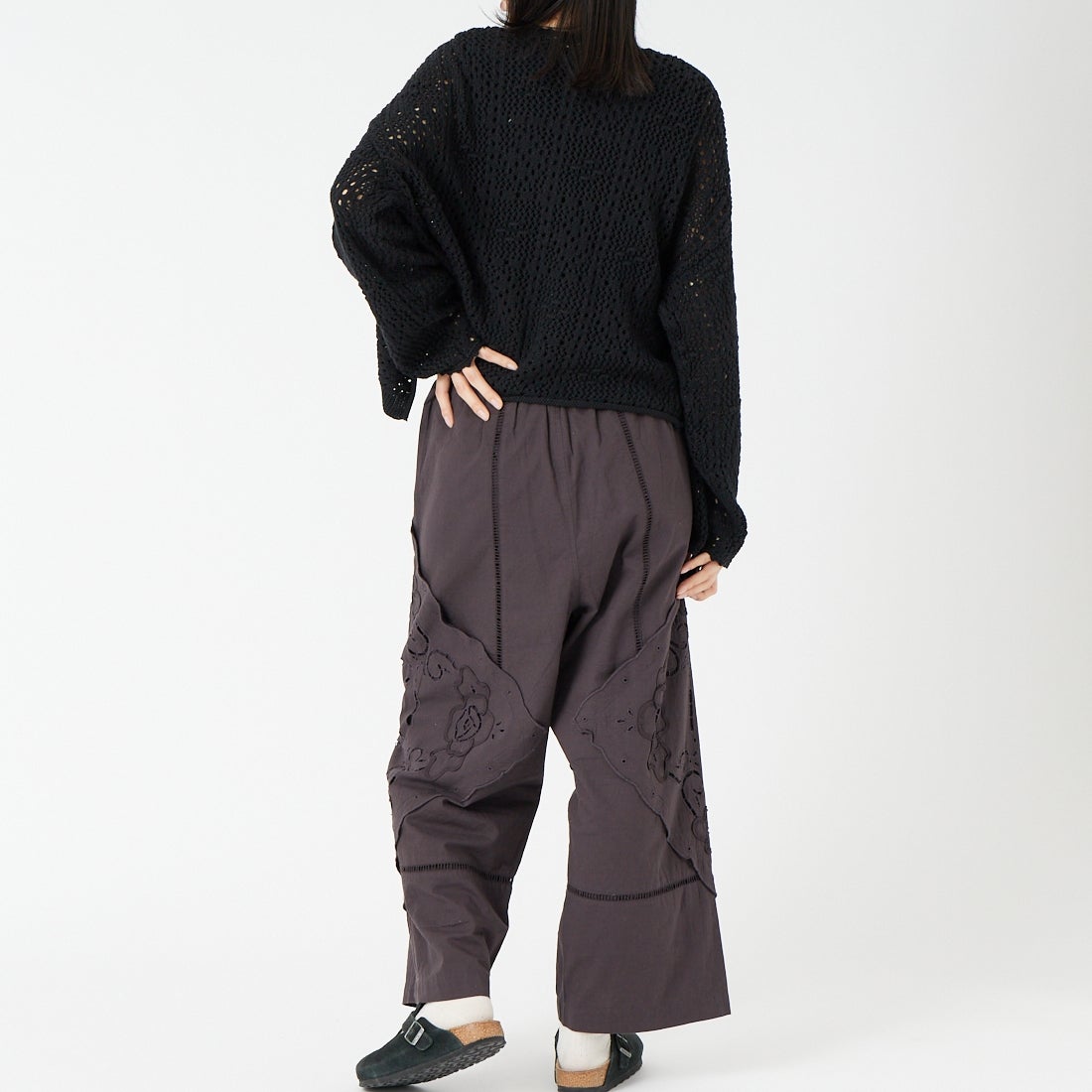 ESTROISLOSE [エストゥロワルーズ] ケミカルカットワーク刺繍パンツ [EB25402] 88 CHARCOA &&モデル身長：162cm 着用サイズ：F&&