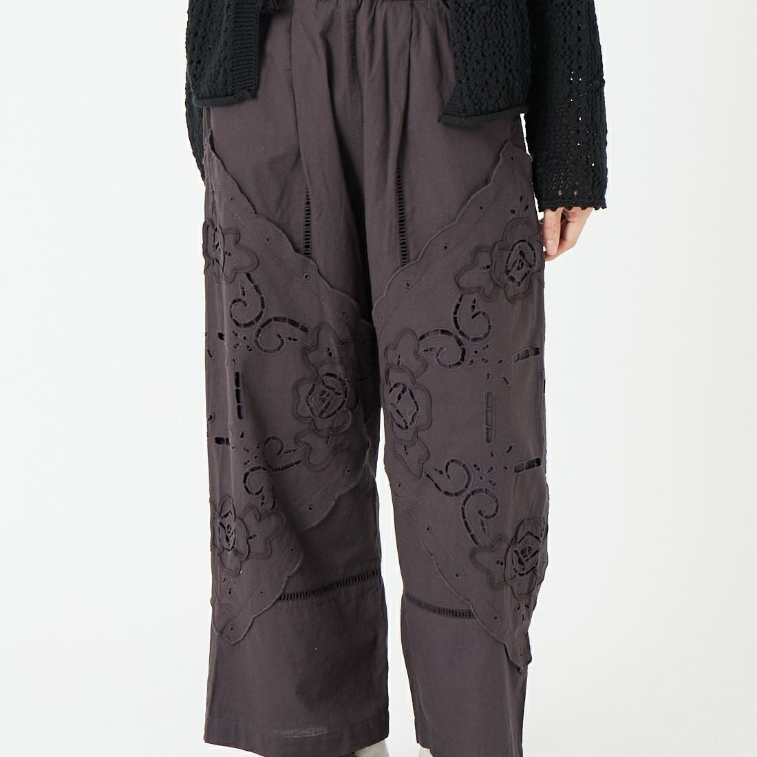 ESTROISLOSE [エストゥロワルーズ] ケミカルカットワーク刺繍パンツ [EB25402] 88 CHARCOA &&モデル身長：162cm 着用サイズ：F&&