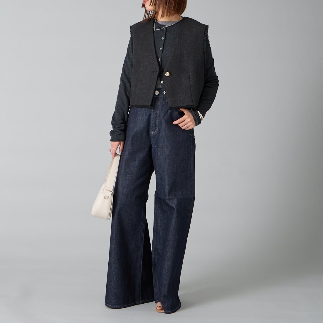 CHIGNON [シニヨン] ツイードショートベスト [4756-450MK] BLACK &&モデル身長：159cm 着用サイズ：F&&