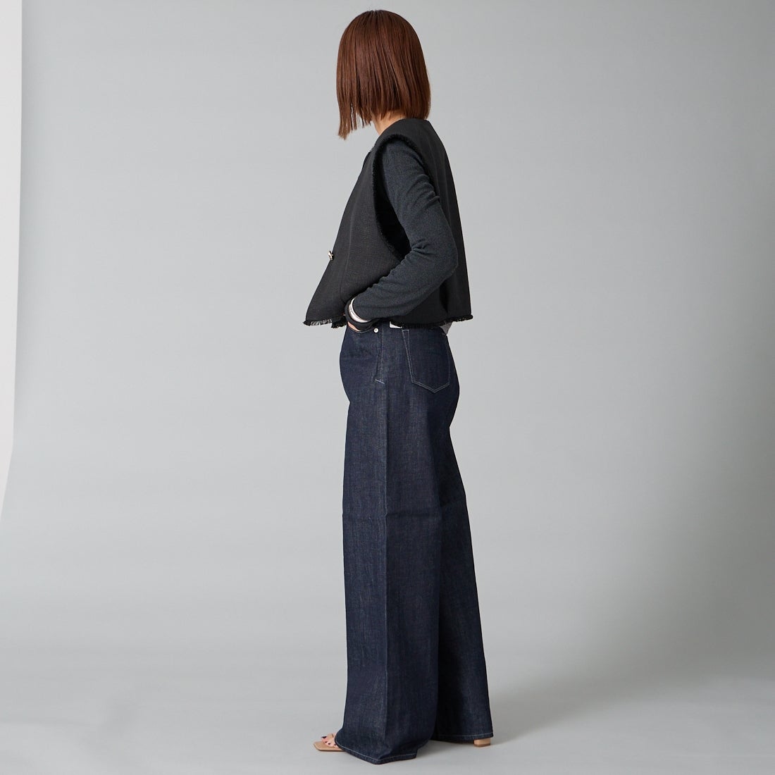 CHIGNON [シニヨン] ツイードショートベスト [4756-450MK] BLACK &&モデル身長：159cm 着用サイズ：F&&