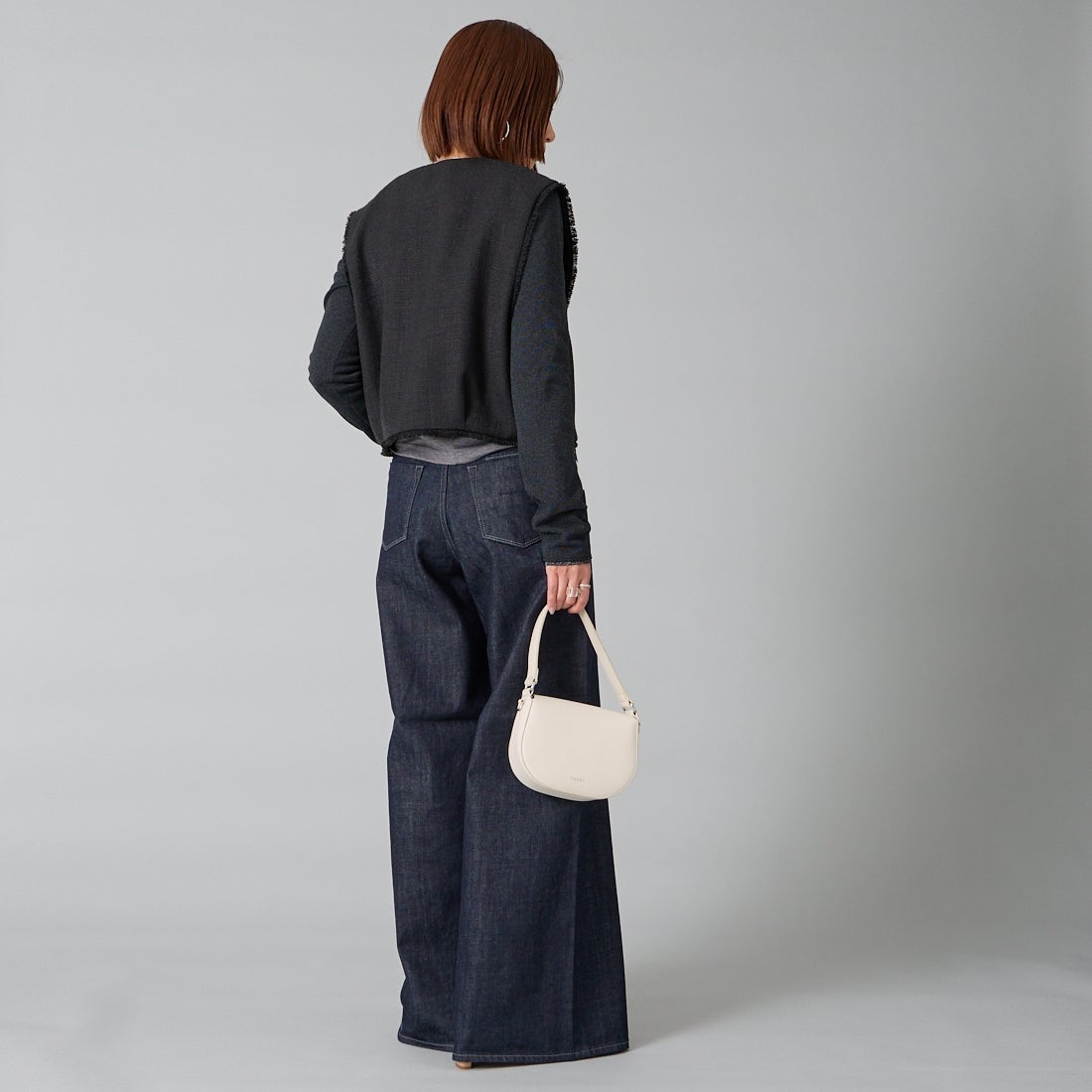 CHIGNON [シニヨン] ツイードショートベスト [4756-450MK] BLACK &&モデル身長：159cm 着用サイズ：F&&