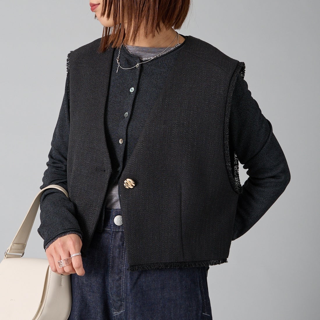 CHIGNON [シニヨン] ツイードショートベスト [4756-450MK] BLACK &&モデル身長：159cm 着用サイズ：F&&