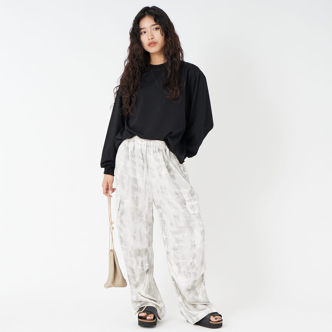 CHIGNON [シニヨン] プリントカーゴパンツ [3556-420KK] L/GRAY &&モデル身長：162cm 着用サイズ：F&&