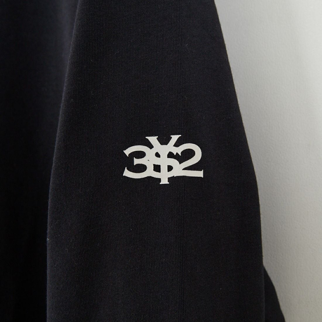 SY32 [エスワイサーティトゥ] ネックラウンドプリント ロングスリーブTシャツ [32-26SN1-15] BLACK