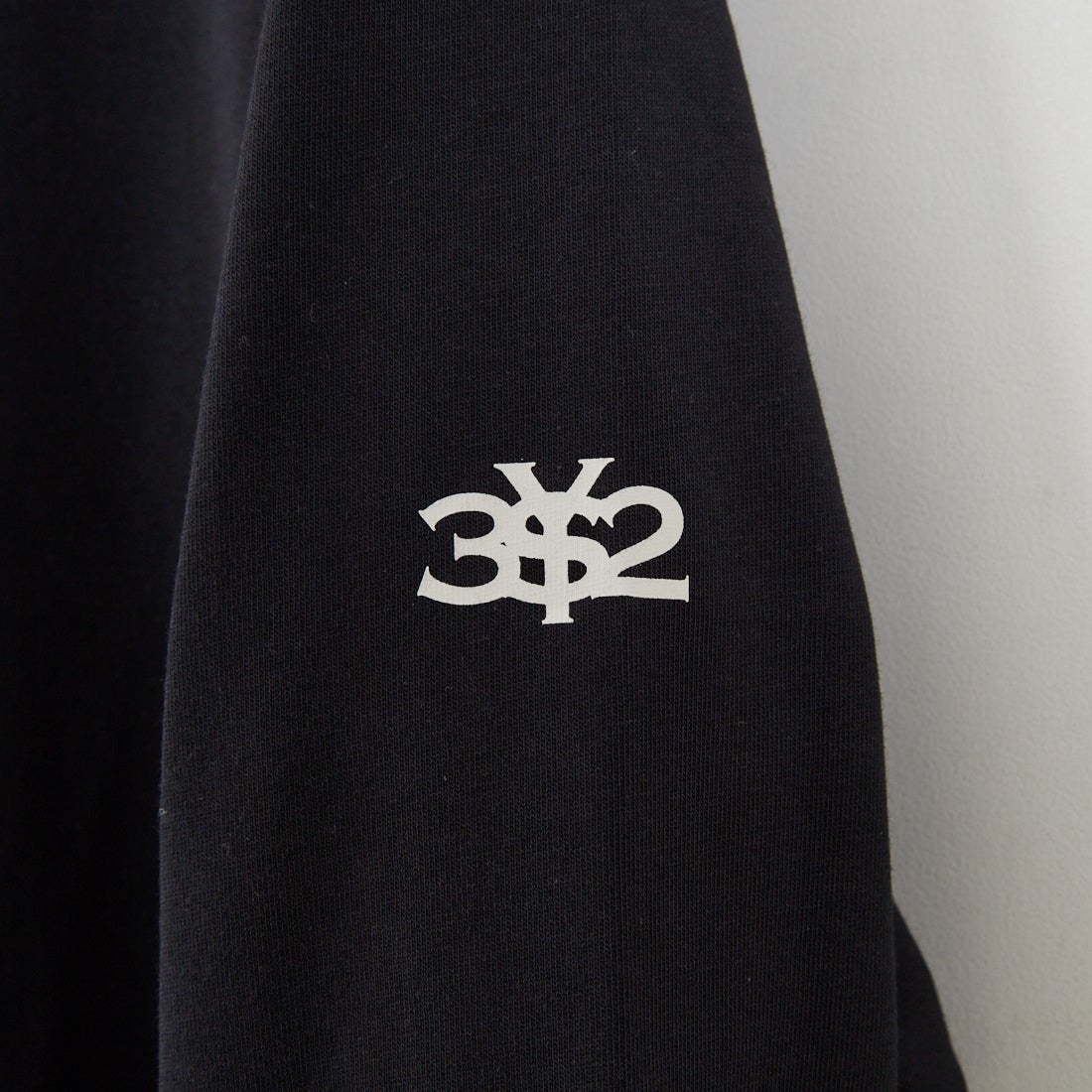 SY32 [エスワイサーティトゥ] ネックラウンドプリント ロングスリーブTシャツ [32-26SN1-15] BLACK