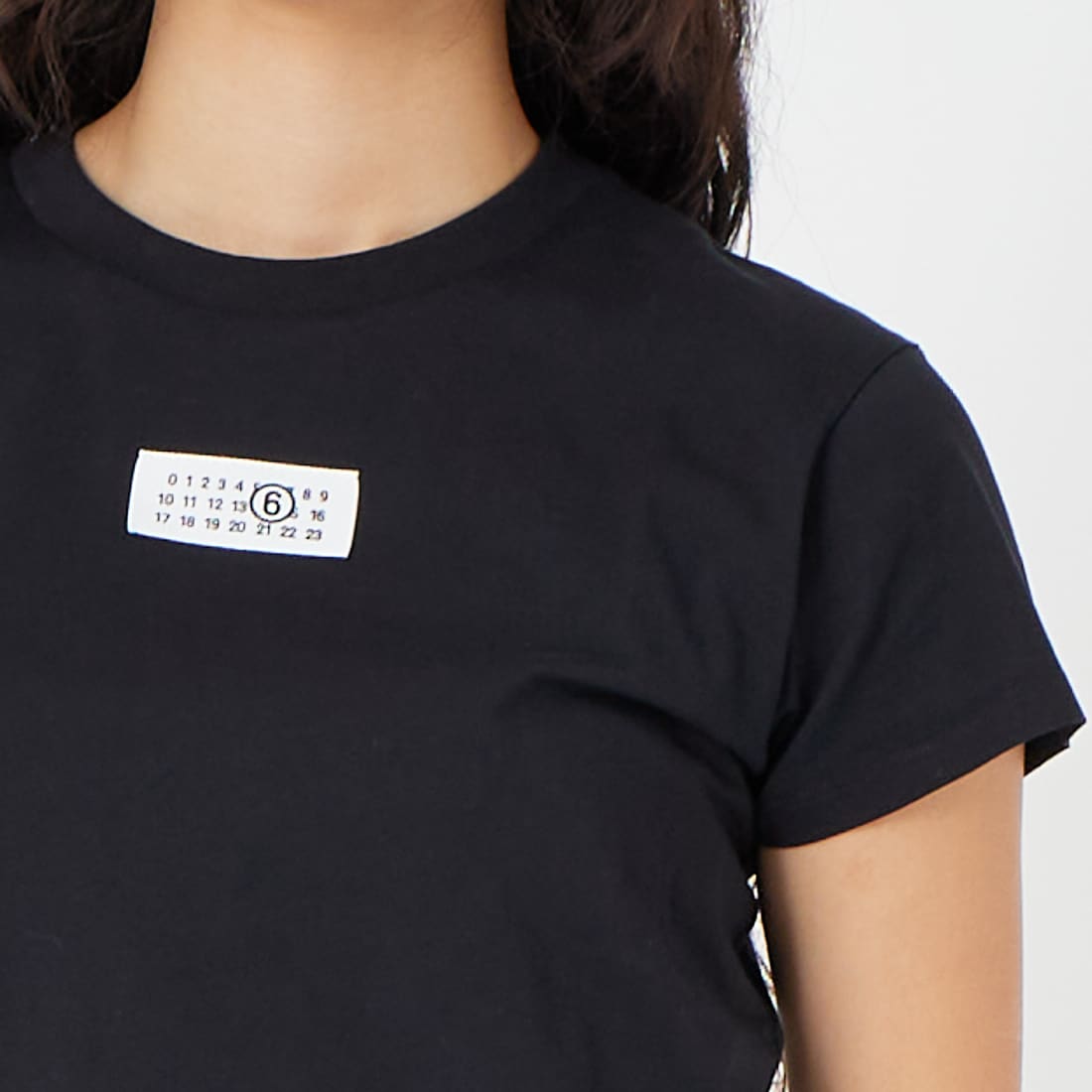 MM6 Maison Margiela [エムエムシックス メゾン マルジェラ] ニューメリック コットンTシャツ [S52GC0327-M20170] 900 BLACK &&モデル身長：162cm 着用サイズ：S&&