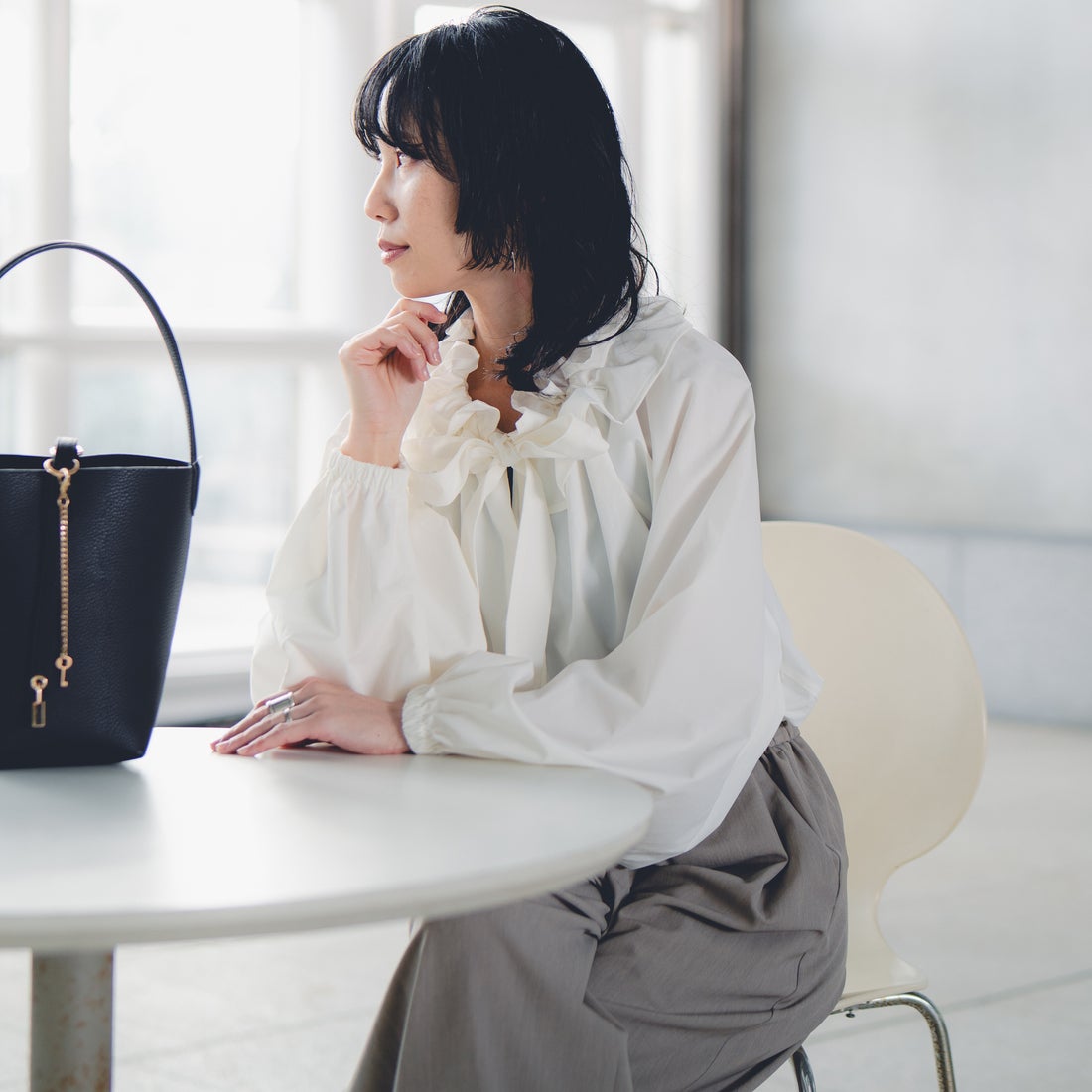 CLOCHE [クロシェ] フリルカラーシャツ [61085013] ｵﾌ &&モデル身長：158cm 着用サイズ：2&&