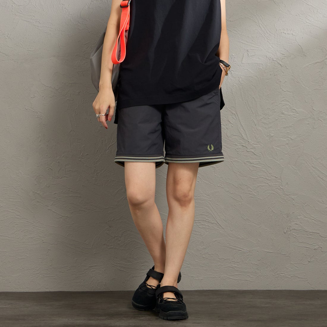 FRED PERRY [フレッドペリー] 別注 ツインティップライン ワンポイントロゴ刺繍 スイムショートパンツ [FPM-26S-020JF] ANCHOR GRE &&モデル身長：160cm 着用サイズ：S&&