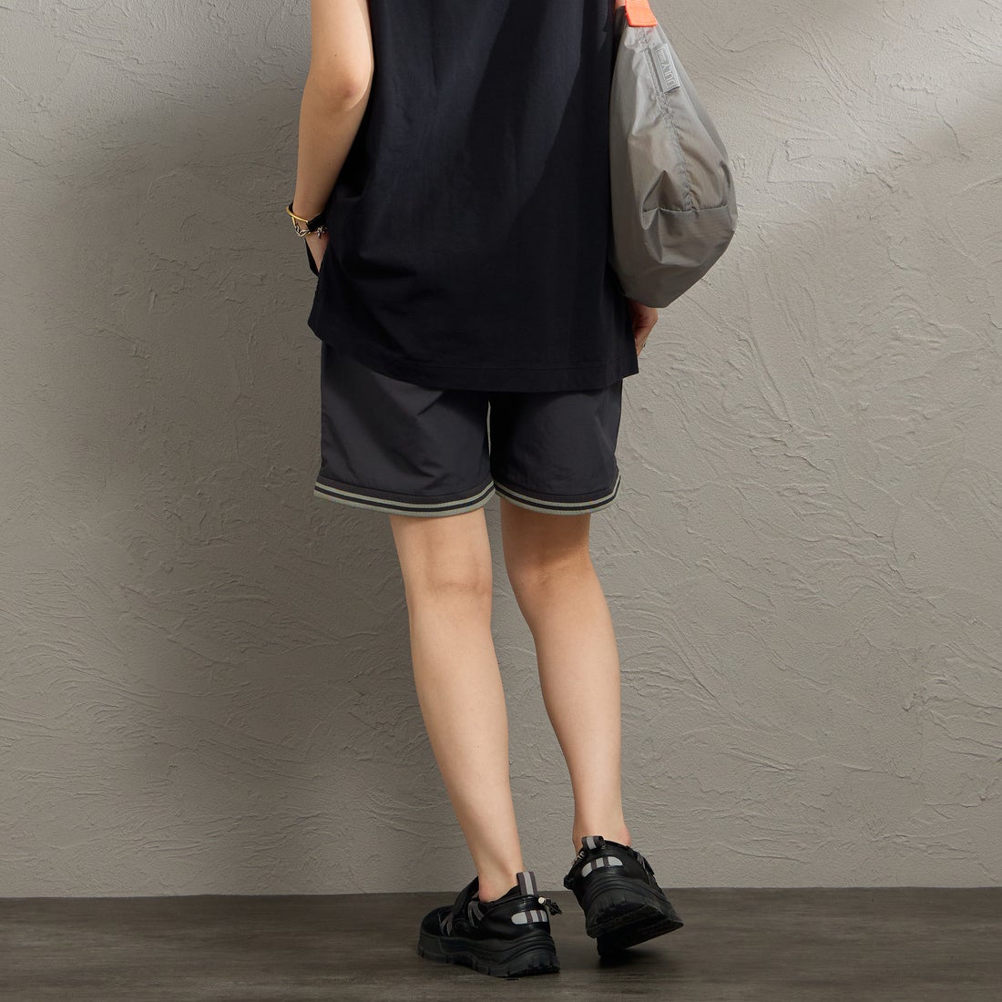 FRED PERRY [フレッドペリー] 別注 ツインティップライン ワンポイントロゴ刺繍 スイムショートパンツ [FPM-26S-020JF] ANCHOR GRE &&モデル身長：160cm 着用サイズ：S&&