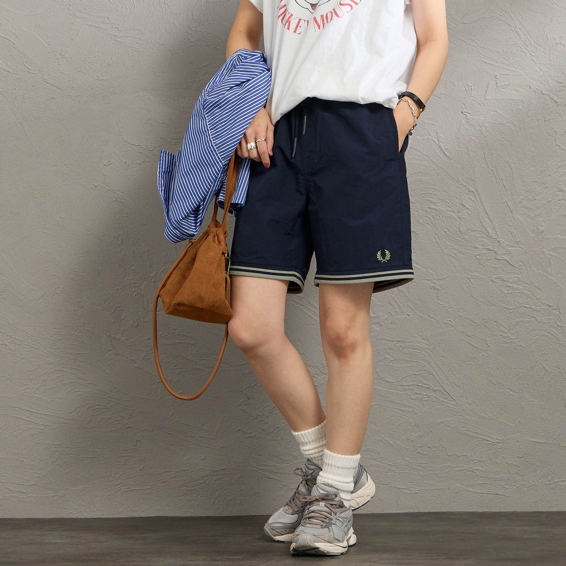 FRED PERRY [フレッドペリー] 別注 ツインティップライン ワンポイントロゴ刺繍 スイムショートパンツ [FPM-26S-020JF] NAVY/SEAGR &&モデル身長：160cm 着用サイズ：S&&