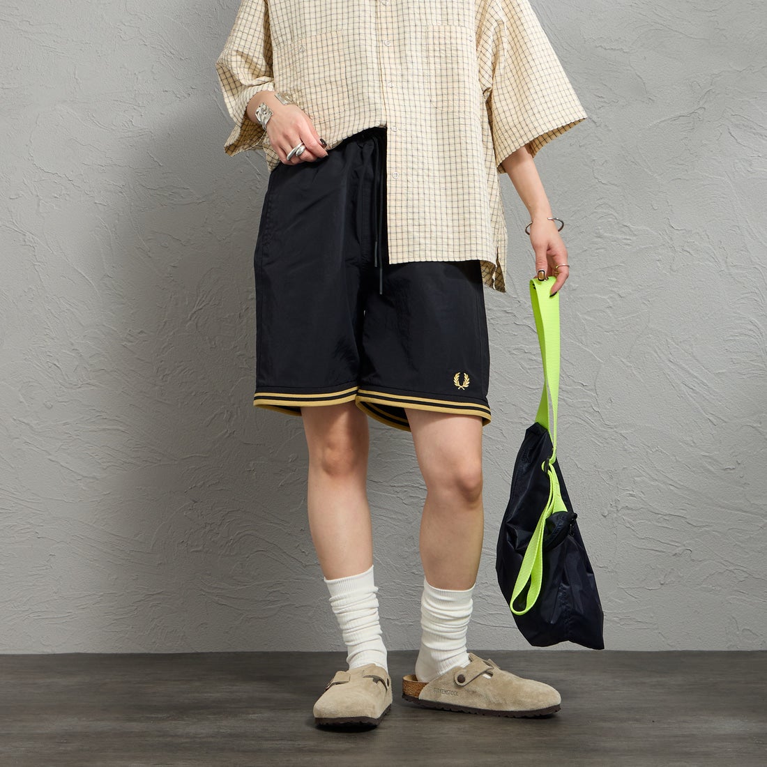 FRED PERRY [フレッドペリー] 別注 ツインティップライン ワンポイントロゴ刺繍 スイムショートパンツ [FPM-26S-020JF] BLACK/CHAM &&モデル身長：150cm 着用サイズ：S&&