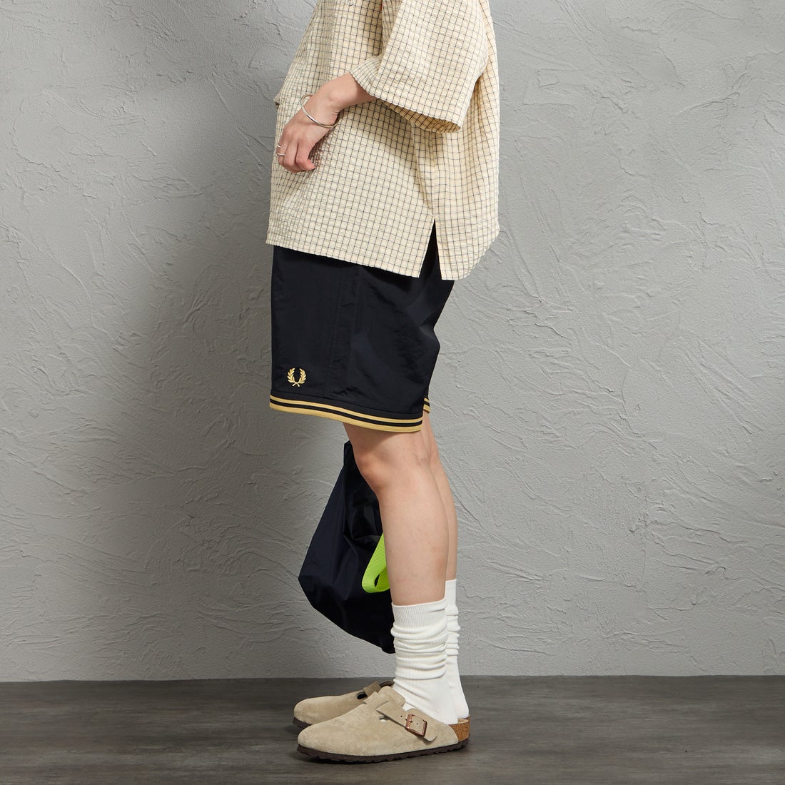 FRED PERRY [フレッドペリー] 別注 ツインティップライン ワンポイントロゴ刺繍 スイムショートパンツ [FPM-26S-020JF] BLACK/CHAM &&モデル身長：150cm 着用サイズ：S&&