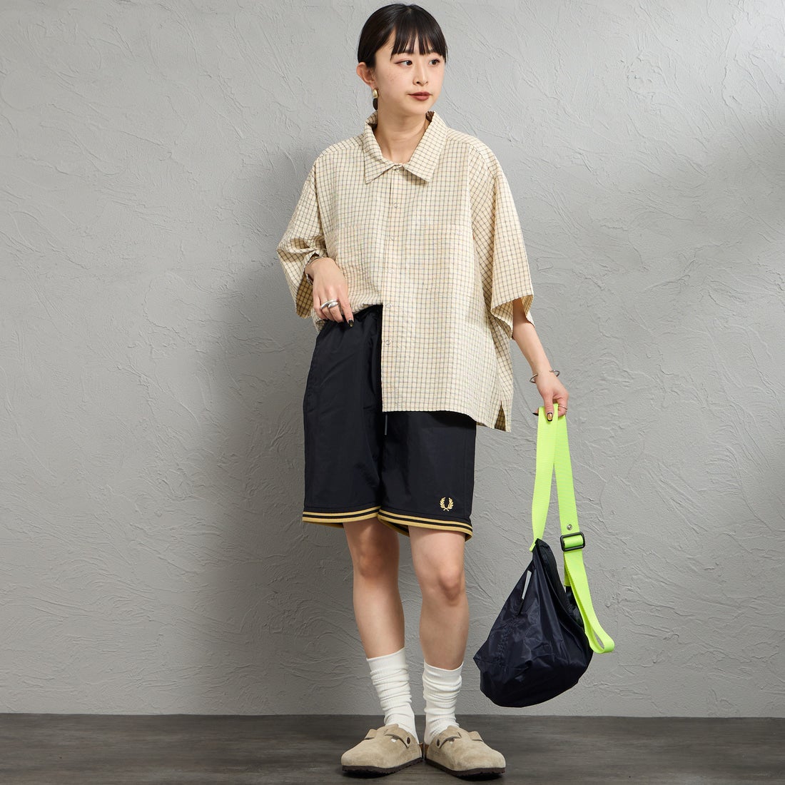 FRED PERRY [フレッドペリー] 別注 ツインティップライン ワンポイントロゴ刺繍 スイムショートパンツ [FPM-26S-020JF] BLACK/CHAM &&モデル身長：150cm 着用サイズ：S&&