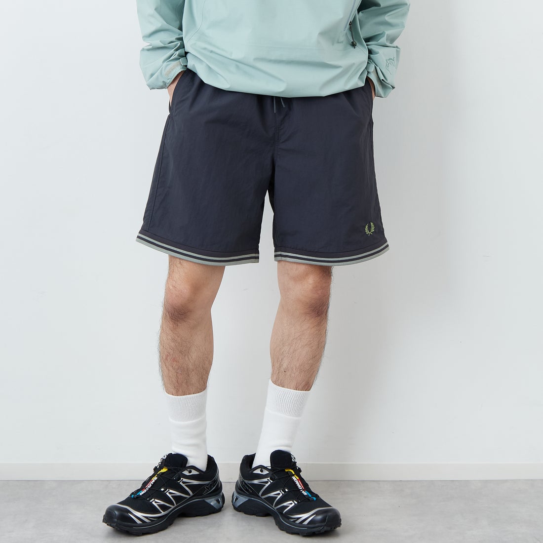 FRED PERRY [フレッドペリー] 別注 ツインティップライン ワンポイントロゴ刺繍 スイムショートパンツ [FPM-26S-020JF] ANCHOR GRE &&モデル身長：168cm 着用サイズ：L&&