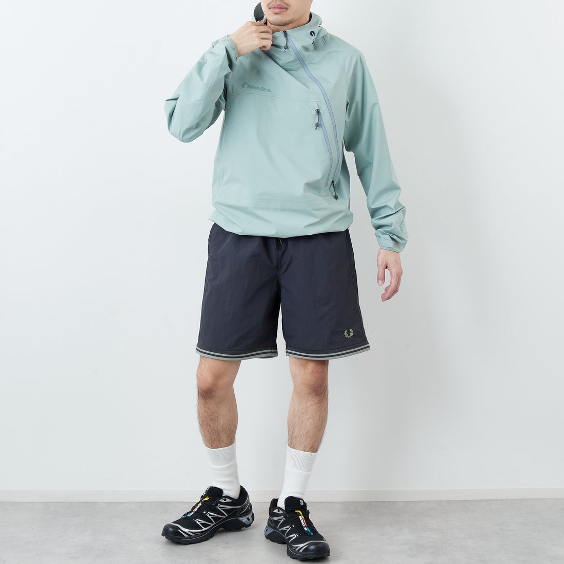 FRED PERRY [フレッドペリー] 別注 ツインティップライン ワンポイントロゴ刺繍 スイムショートパンツ [FPM-26S-020JF] ANCHOR GRE &&モデル身長：168cm 着用サイズ：L&&